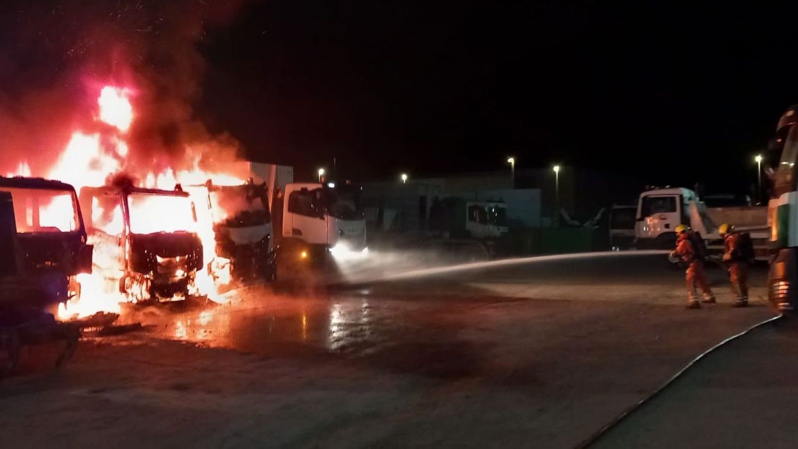 Els bombers sufoquen les flames amb mànegues