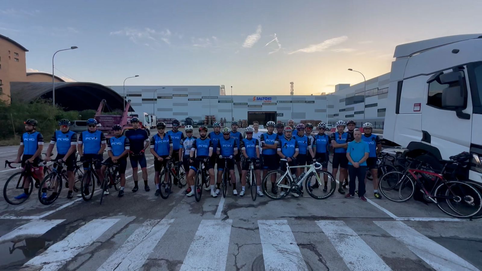 Minut de silenci en record dos ciclistes morts atropellats per una furgoneta de repartiment