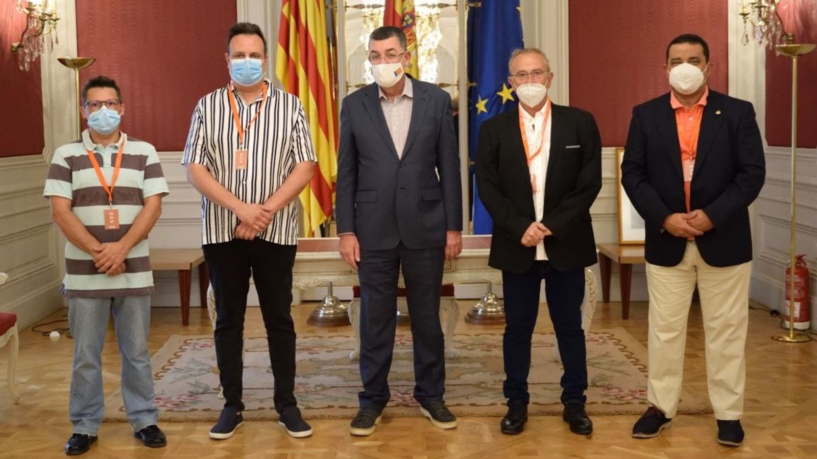 El president de les Corts, Enric Morera, amb els representants del gremi d'artistes fallers i foguerers