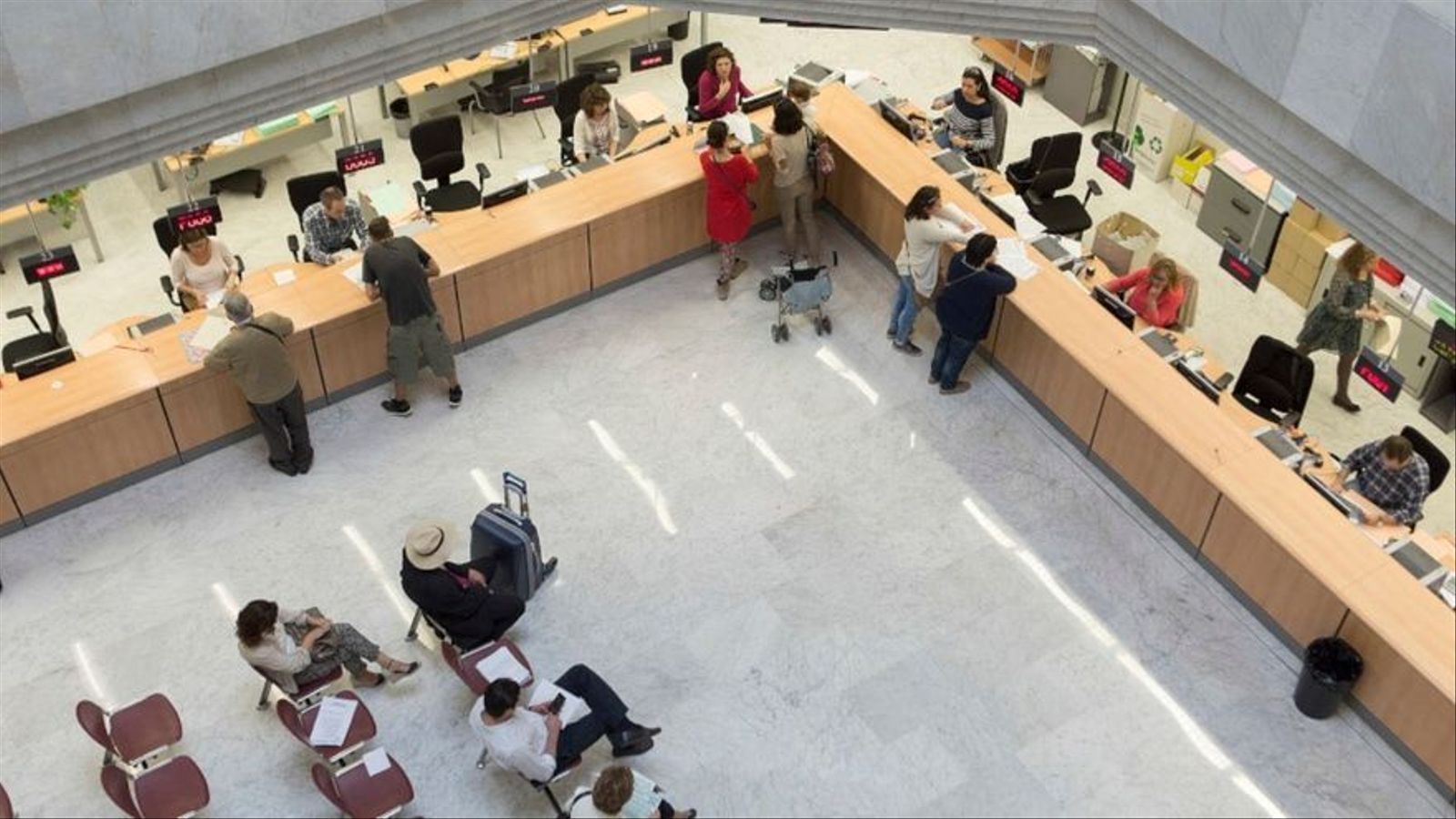 uncionariat atenent el públic en una imatge d'arxiu