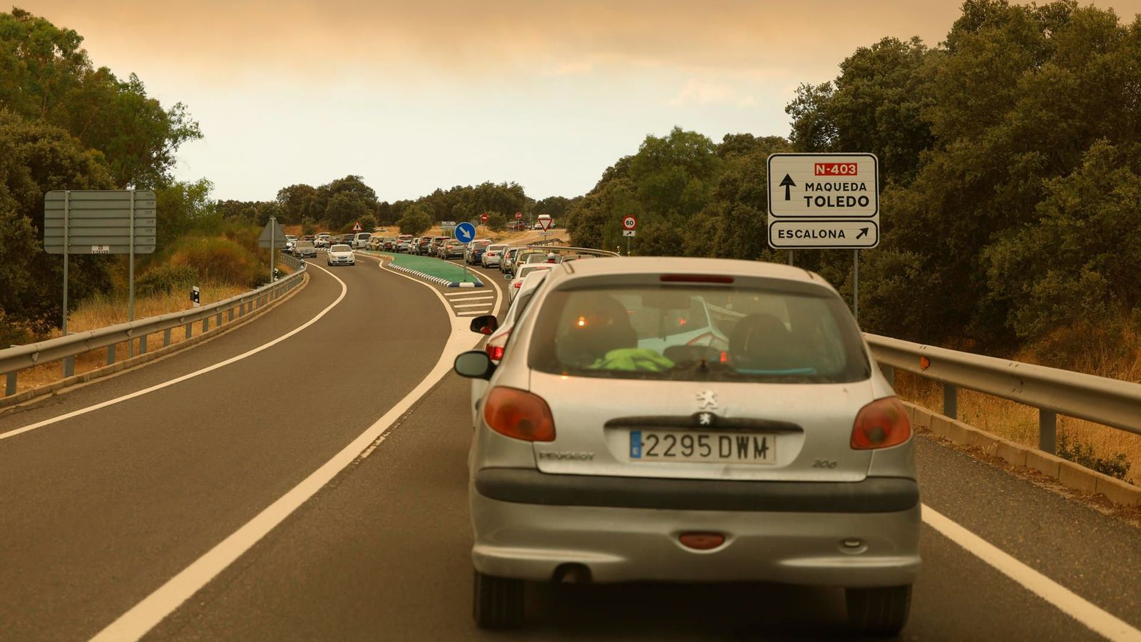Milers de persones han eixit a la carretera per a fugir dels incendis