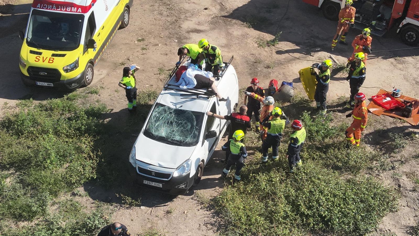 Imatge dels efectius en l'operatiu de rescat del ciclista atropellat