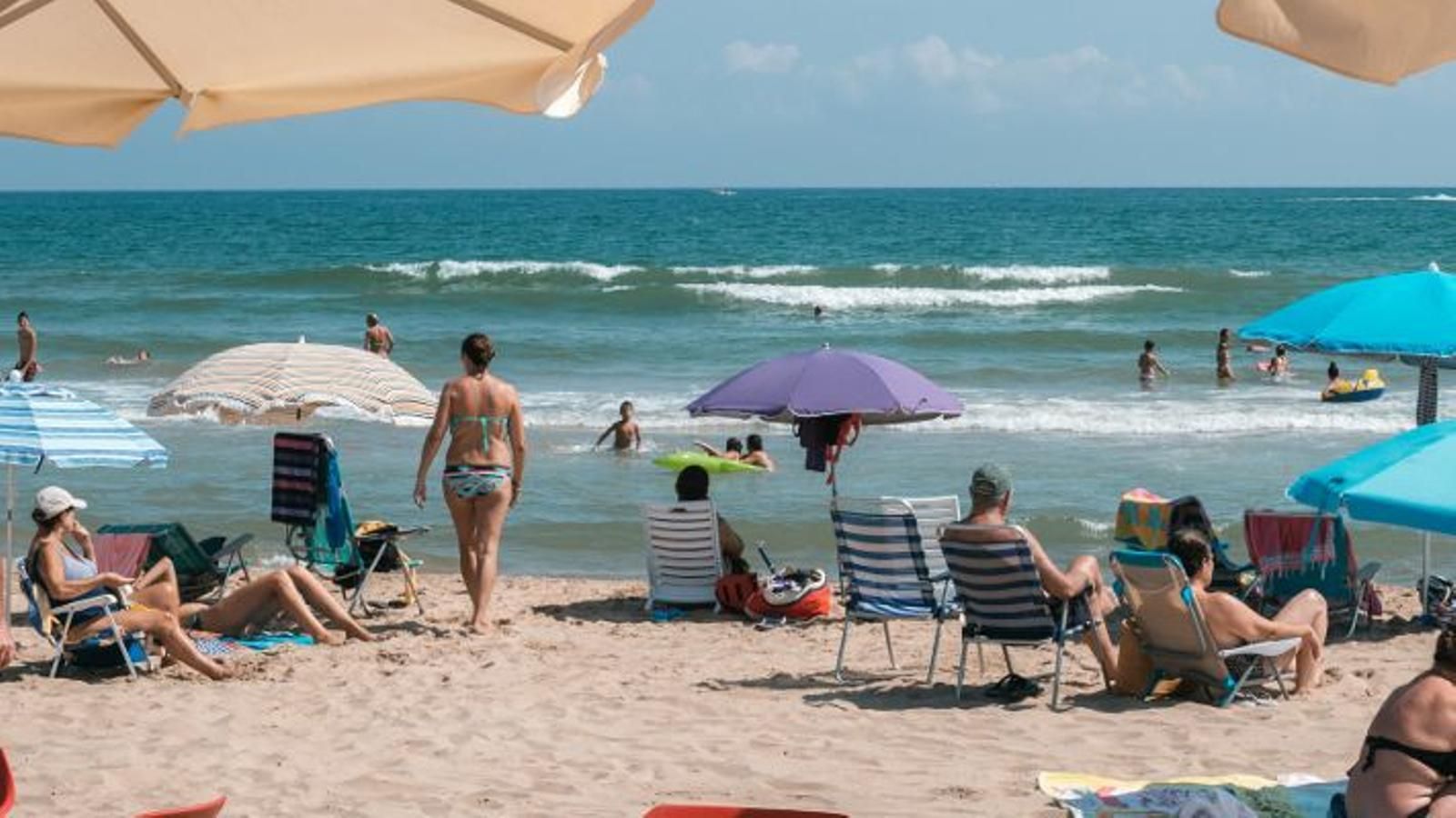 Diumenge es detectava una substància blanca a les platges de set municipis de la Safor.