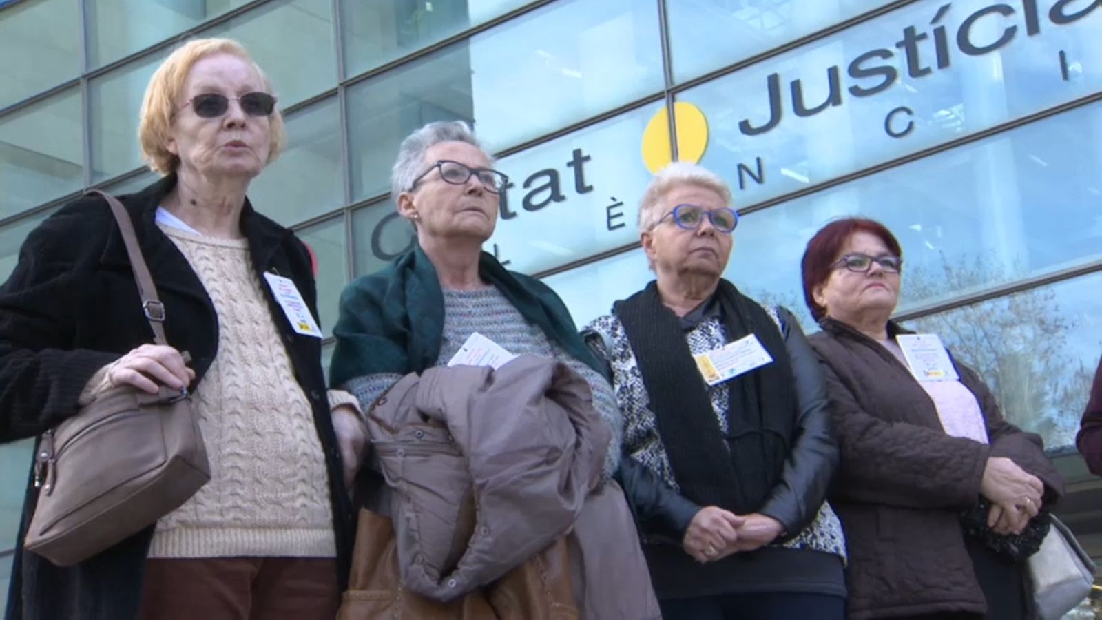 Algunes de les afectades pel fàrmac Agreal a les portes de la Ciutat de la Justícia de València