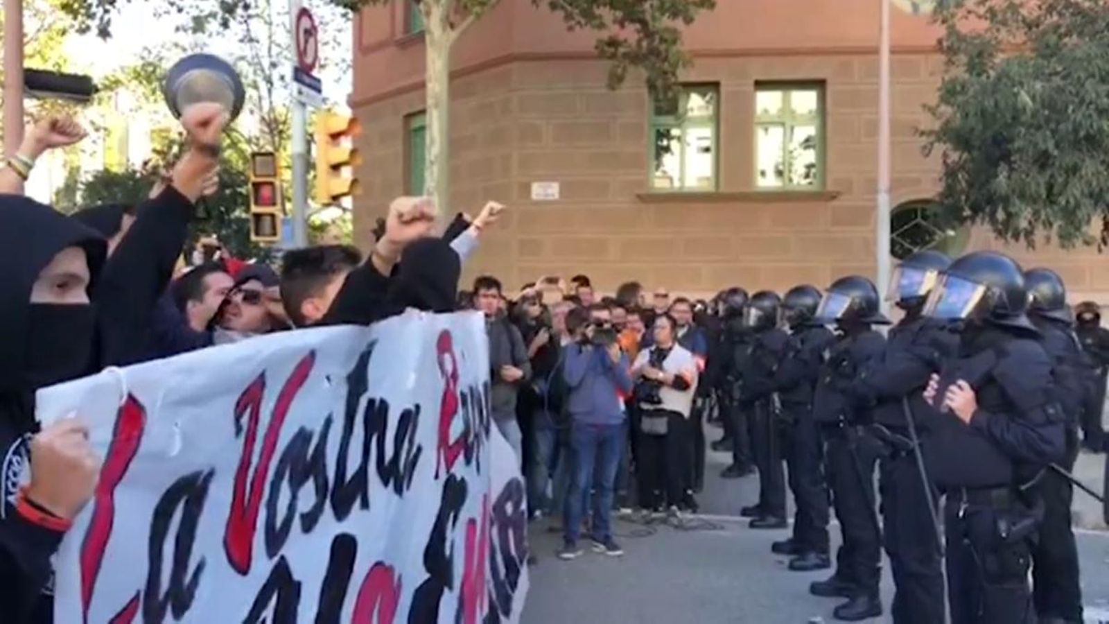 Un fort desplegament policial intenta evitar l’enfrontament entre el sindicat policial Jusapol i els Comités de Defensa de la República