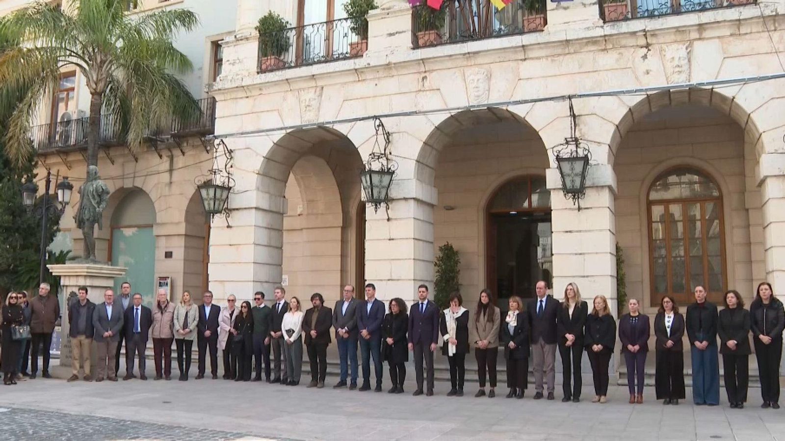 Representants polítics i veïnat s'han concentrat a les portes de l'Ajuntament de Gandia en senyal de record cap al seu exalcalde assassinat