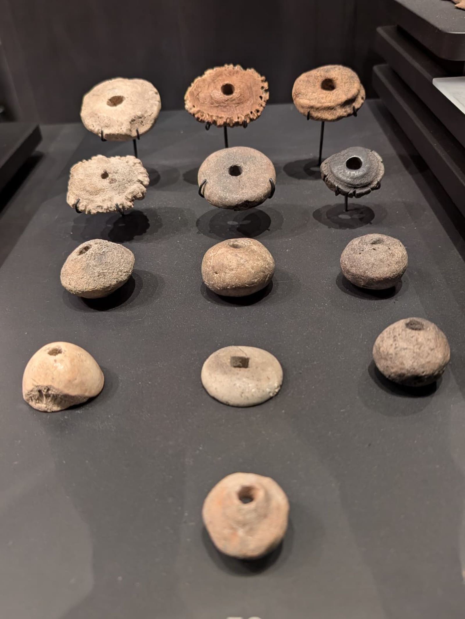 Pesos del teler trobat al jaciment de Cabeza Redondo exposades al Museu de Villena (MUVI)