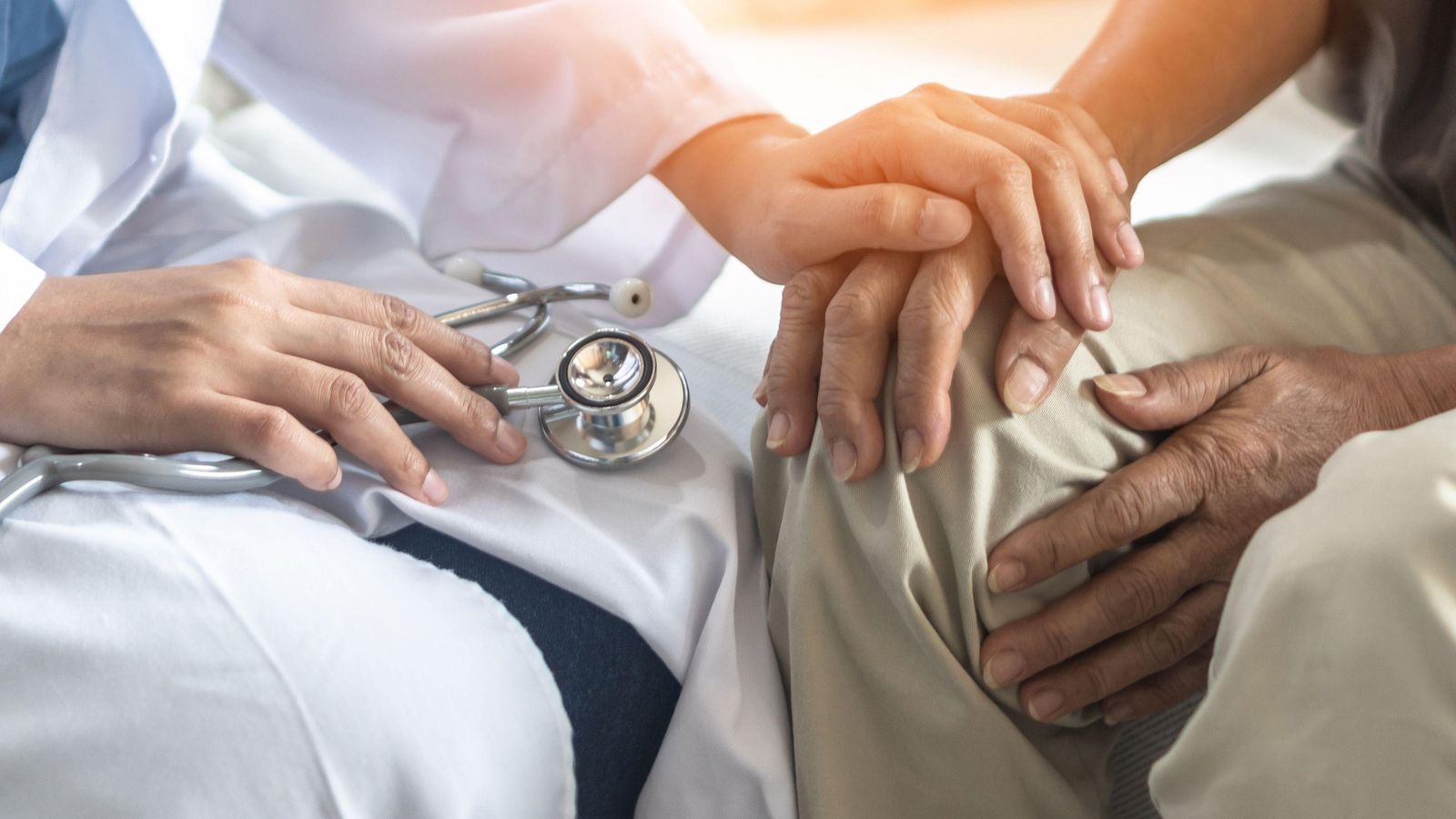 Foto d'arxiu d'una persona sanitària i una malalta