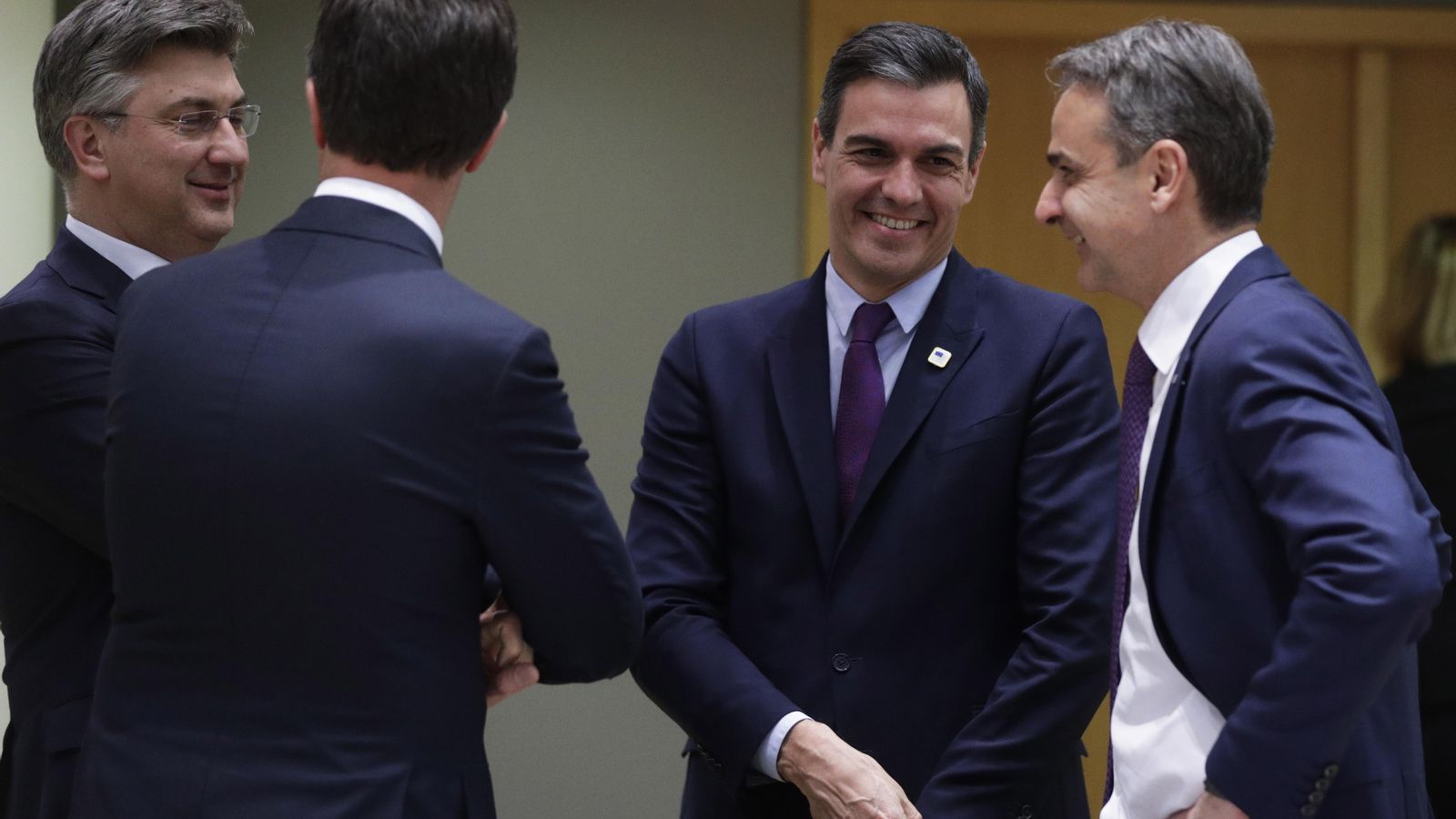 Els presidents de Croàcia, Andrej Plenkovic, Països Baixos, Mark Rutte, Espanya, Pedro Sánchez i Grècia, Kyriakos Mitsotakis a l'inici de la cimera del Consell Europeu a Brussel·les