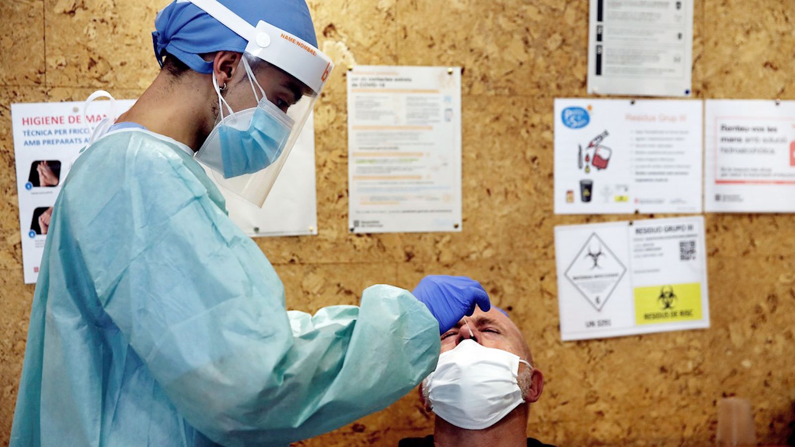 Una professional sanitària realitza un test serològic