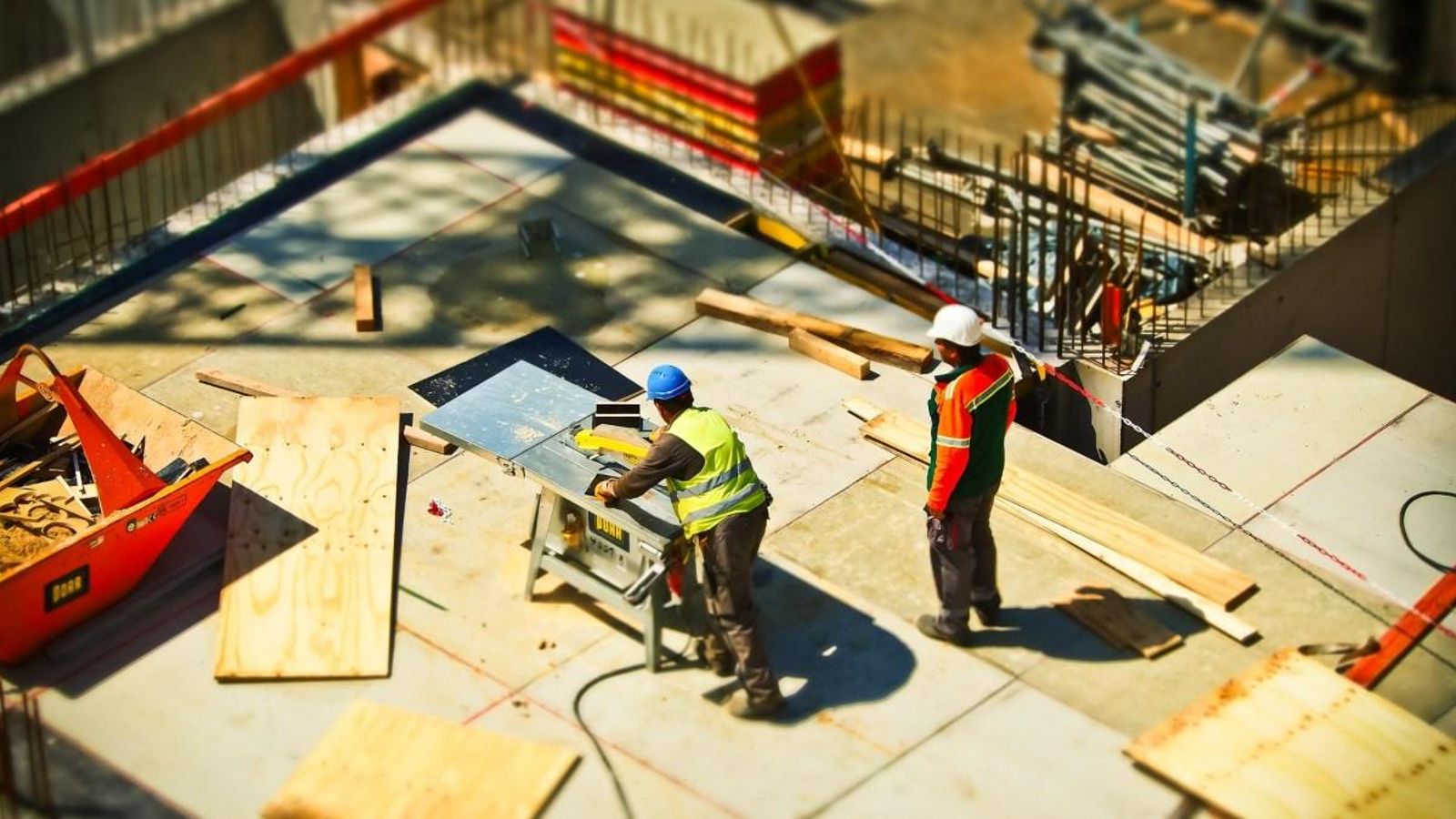 En imatge, dos obrers empleats en una obra