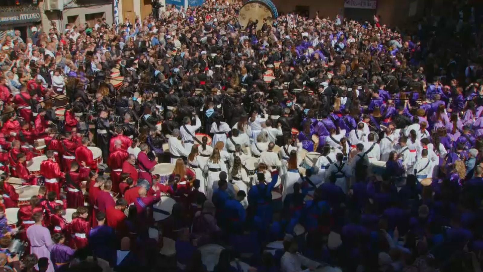 Un miler de bombos i tambors s'han concentrat a l'Alcora este divendres