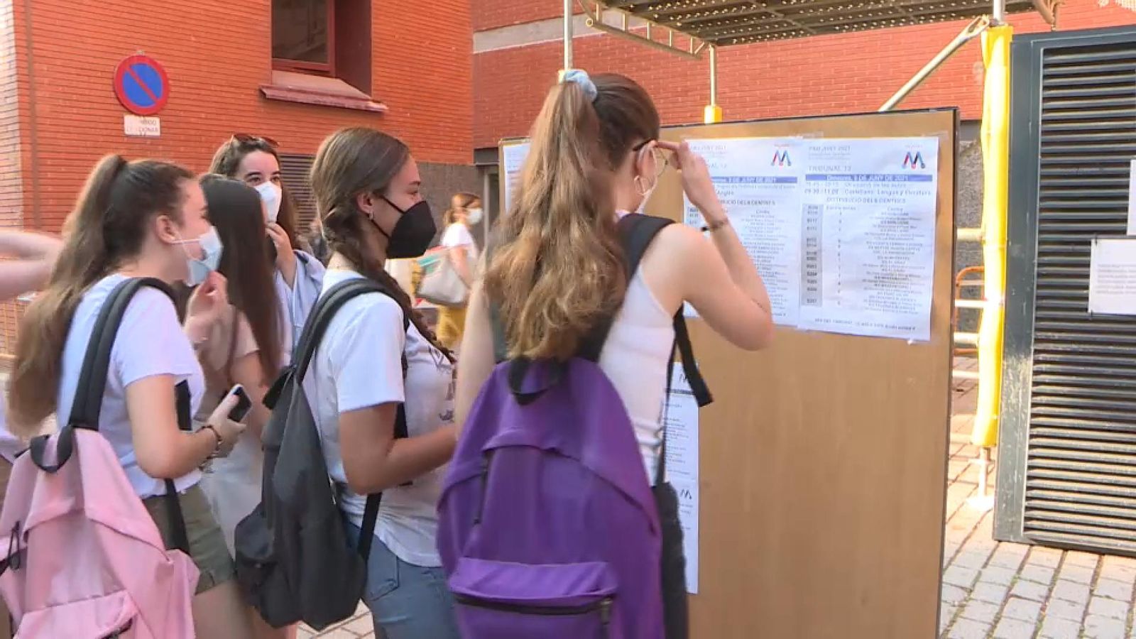 Diverses alumnes consulten el lloc del seu examen de selectiu al Campus de Tarongers