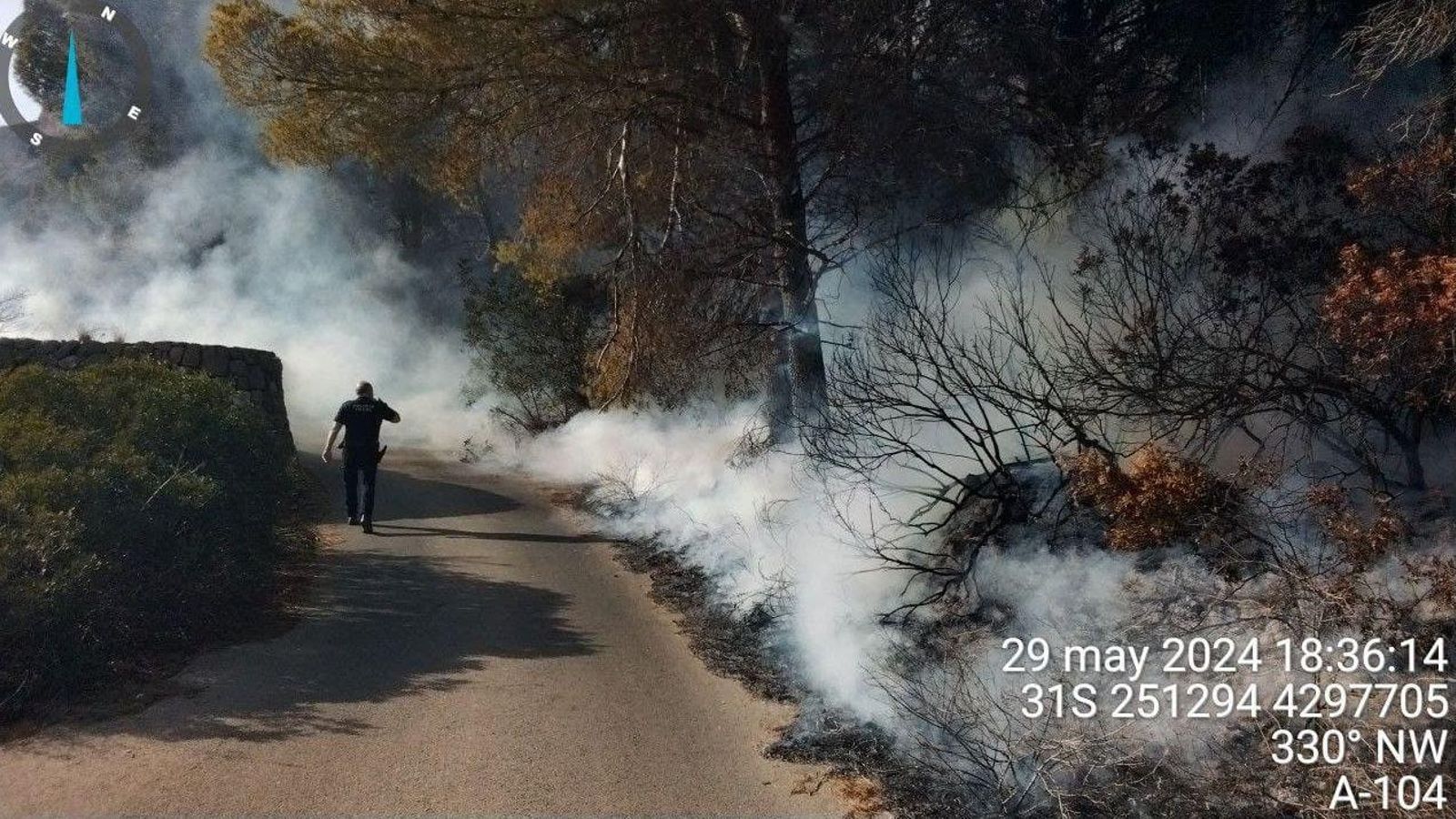 Incendi declarat a la falda del Montgó, a Xàbia Incendi declarat a la falta del Montgó, a Xàbia