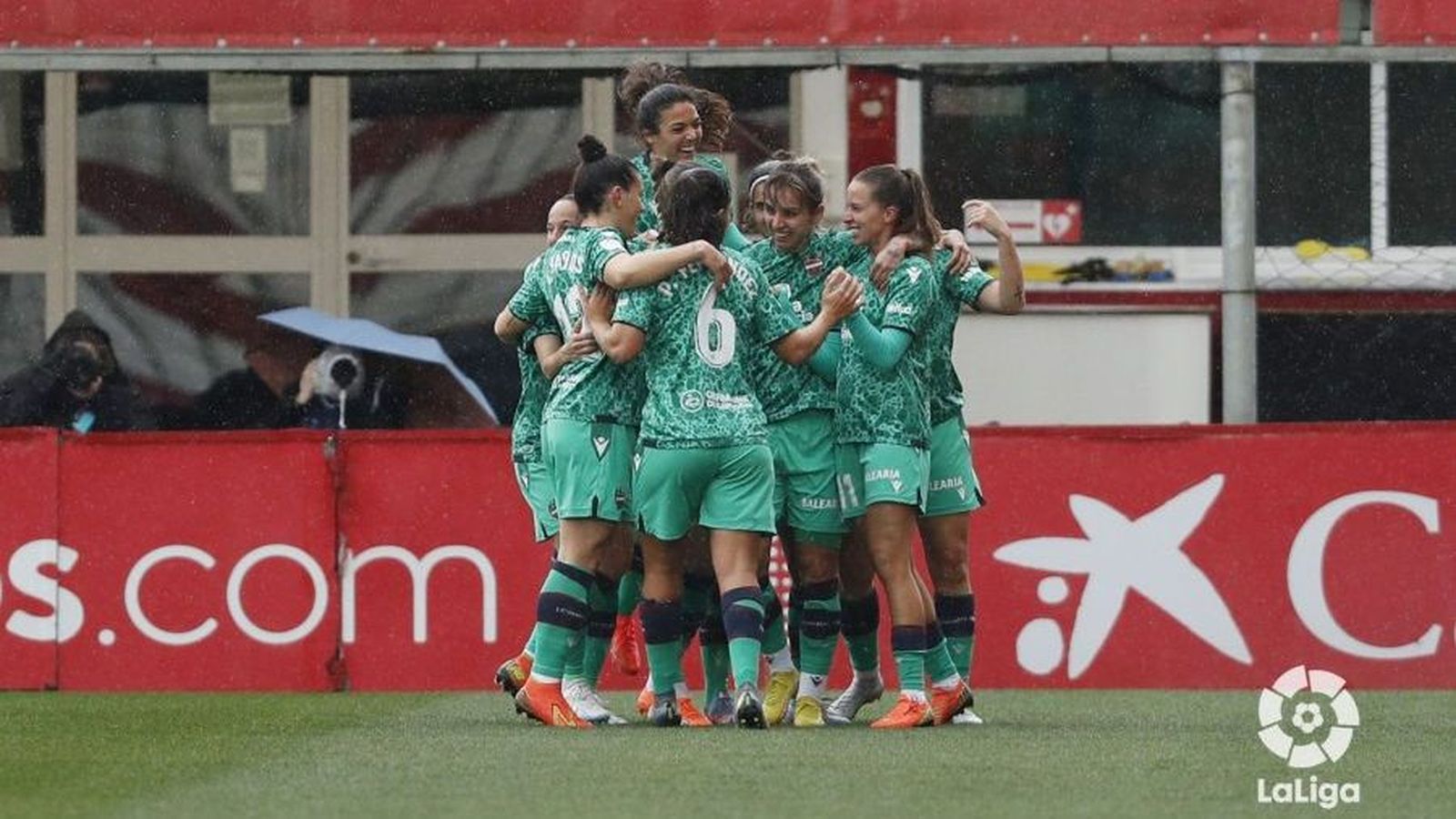 Les jugadores del Llevant celebren un dels gols