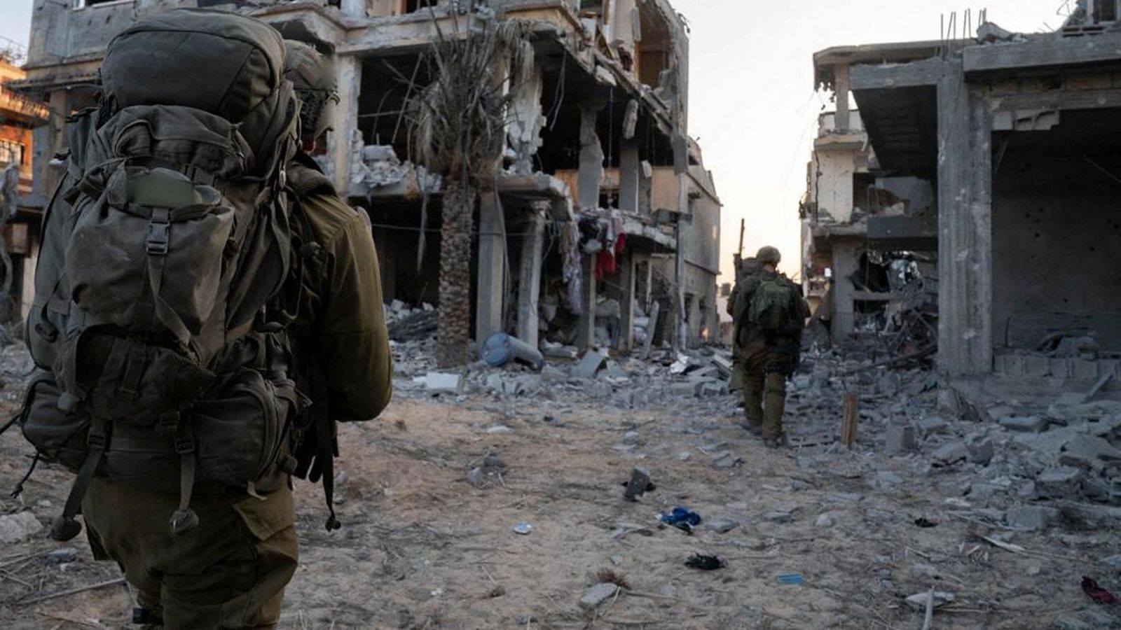 Soldats israelians patrullen entre enderrocs en una zona indeterminada de Gaza