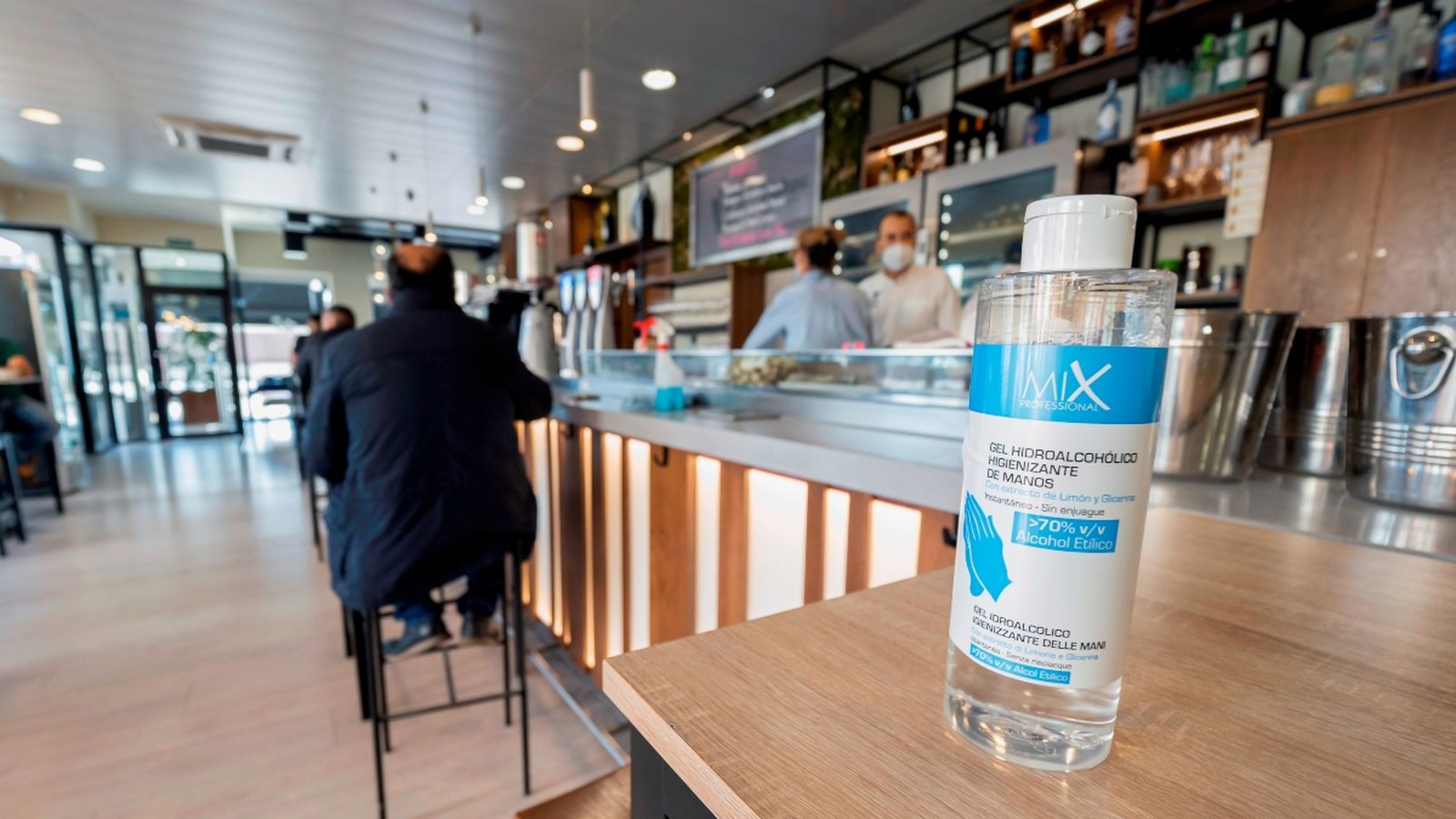 Peu de foto: Interior d'un bar de Valladolid aquest dimarts, quan la Junta de Castella i Lleó ha anunciat el tancament dels bars i restaurants durant dos setmanes