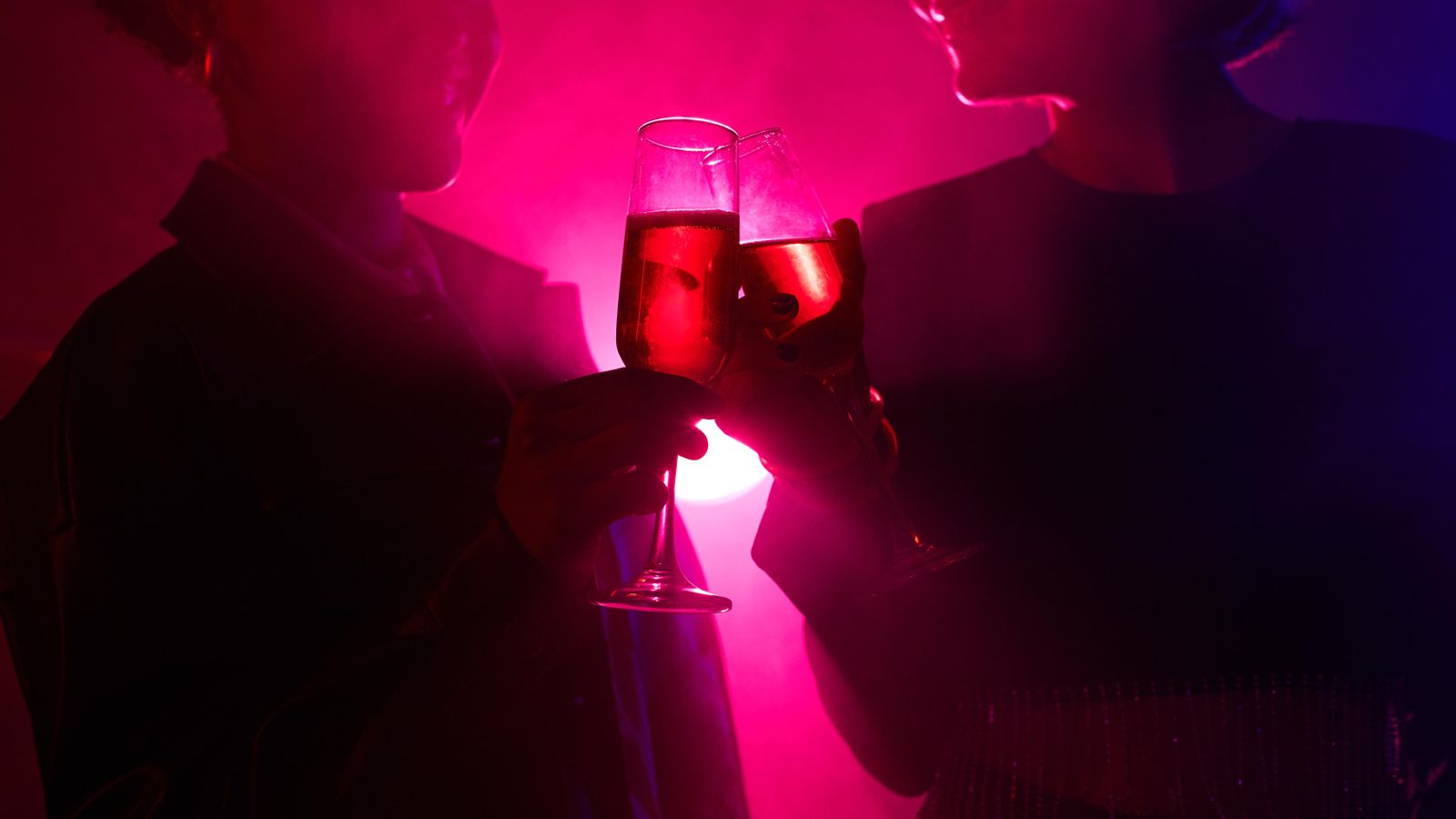 Dues xiques en una discoteca