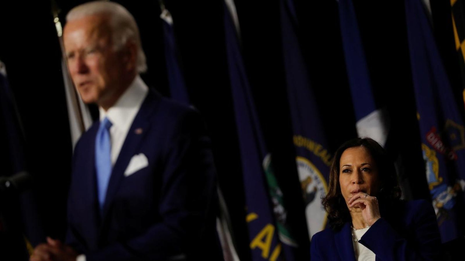 Kamala Harris escolta atentament el discurs de Joe Biden