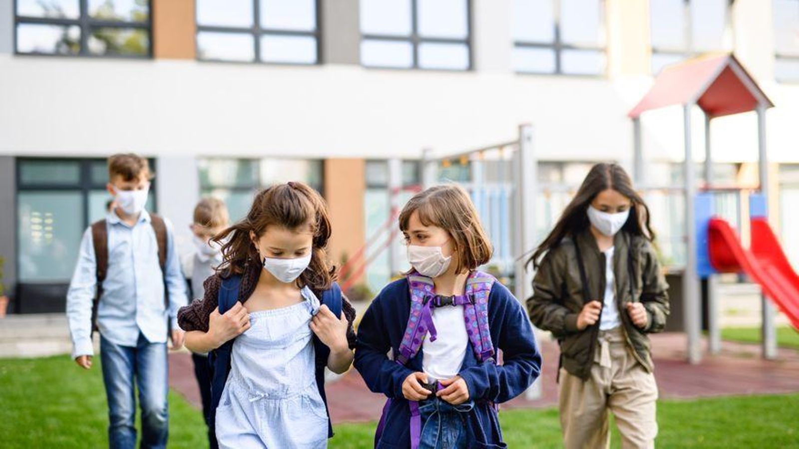 Un grup de xiquetes i xiquets al pati d'una escola Un grup de xiquetes i xiquets en el pati d'una escola