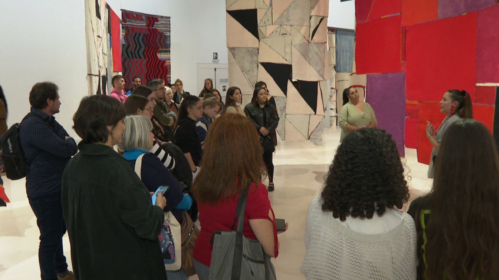 Un grup de dones participa a l'IVAM en l'acte sobre el paper de la dona gitana en l'art