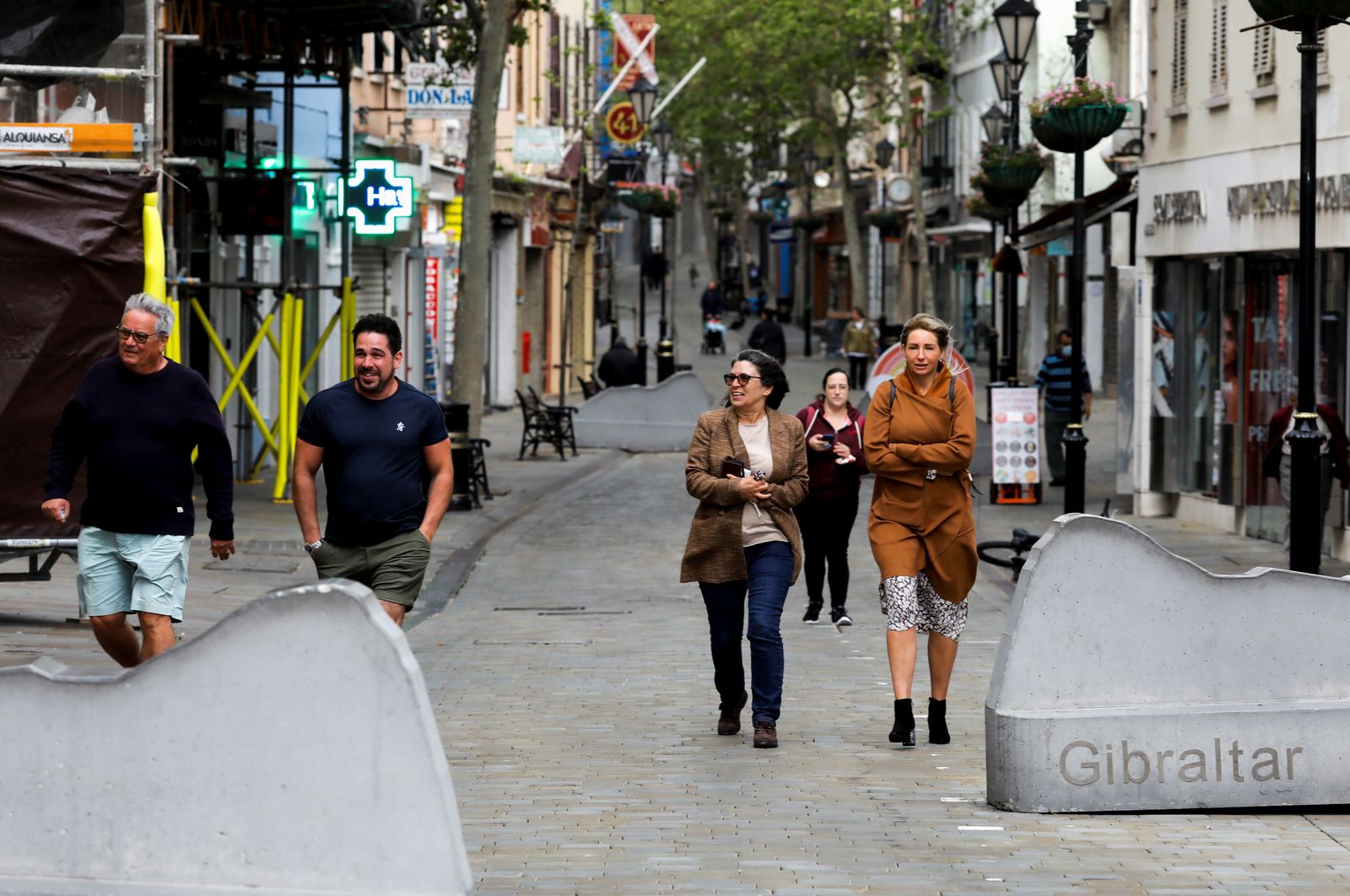 Diverses persones passegen pel carrer Principal de Gibraltar sense mascareta