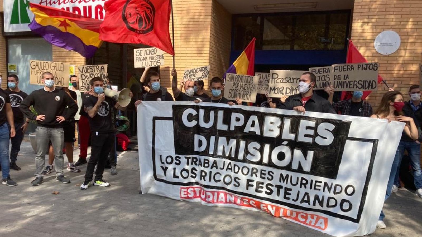 Mig centenar de persones, convocades per la plataforma Estudiants en Lluita, protesten a los portes de la residència