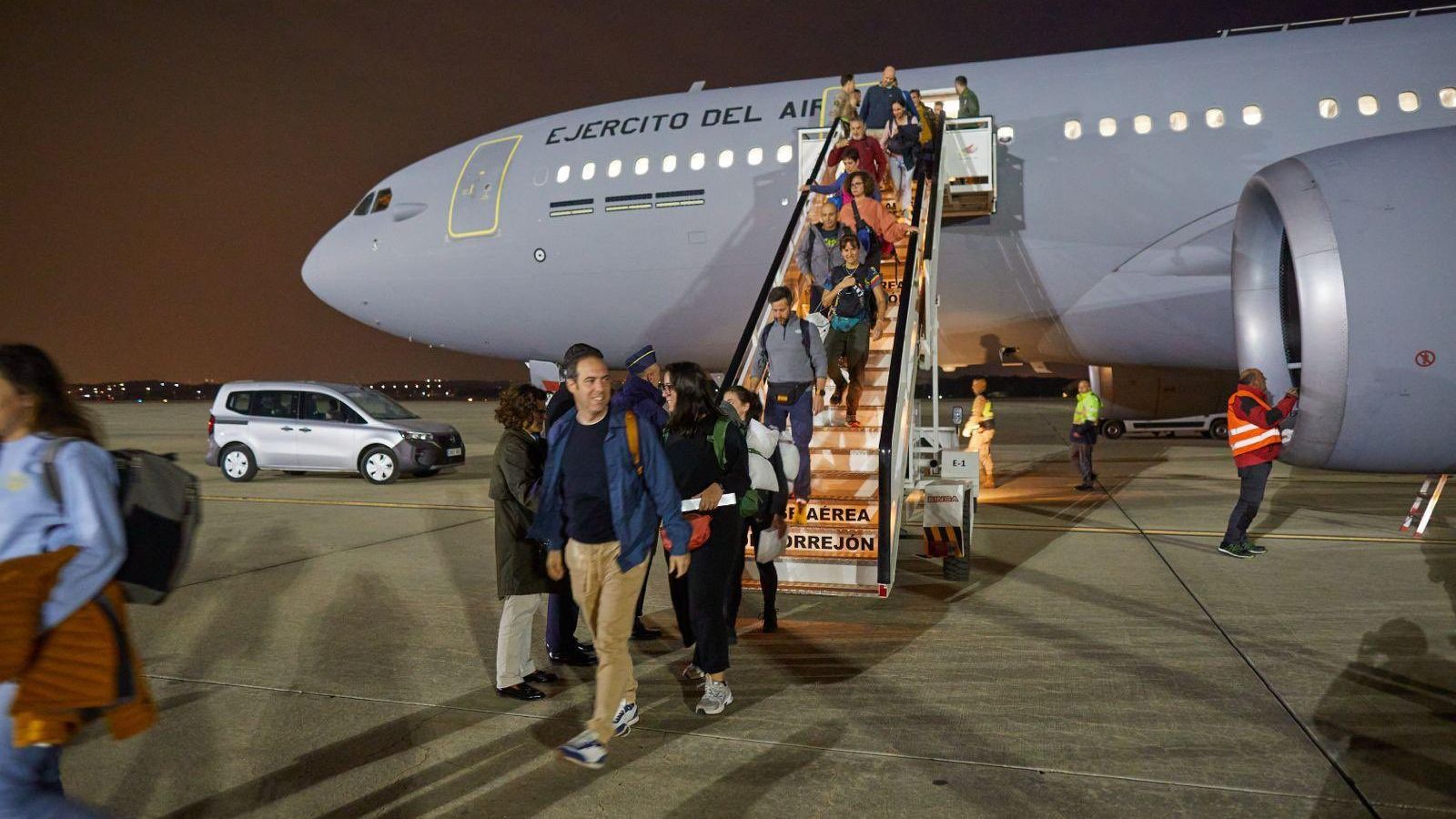 Arriben a la base de Torrejón de Ardoz un grup d'espanyols i espanyoles evacuats d'Oman