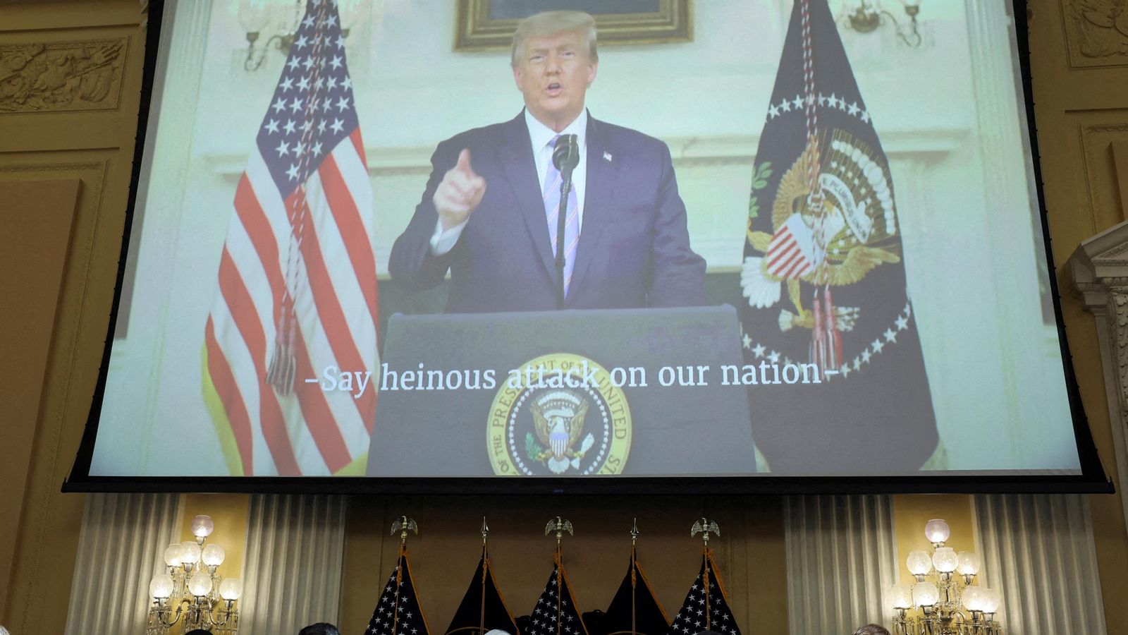 Un vídeo mostra Trump en pantalla durant l'última sessió del comité que investiga l'assalt al Capitoli