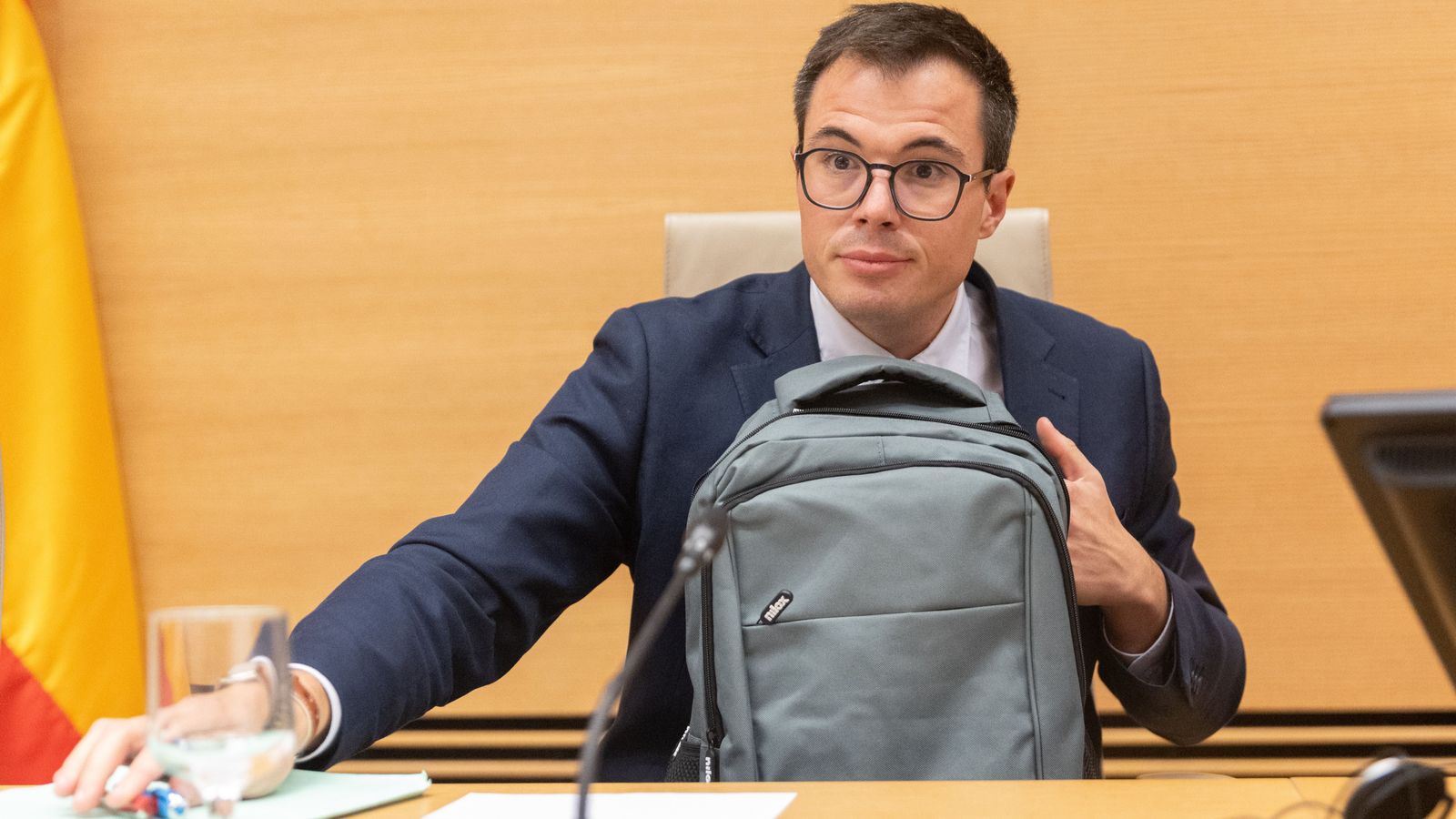 Cayetano García Ramírez trau els seus efectes personals en seure en la sala del Congrés on ha tingut lloc la compareixença