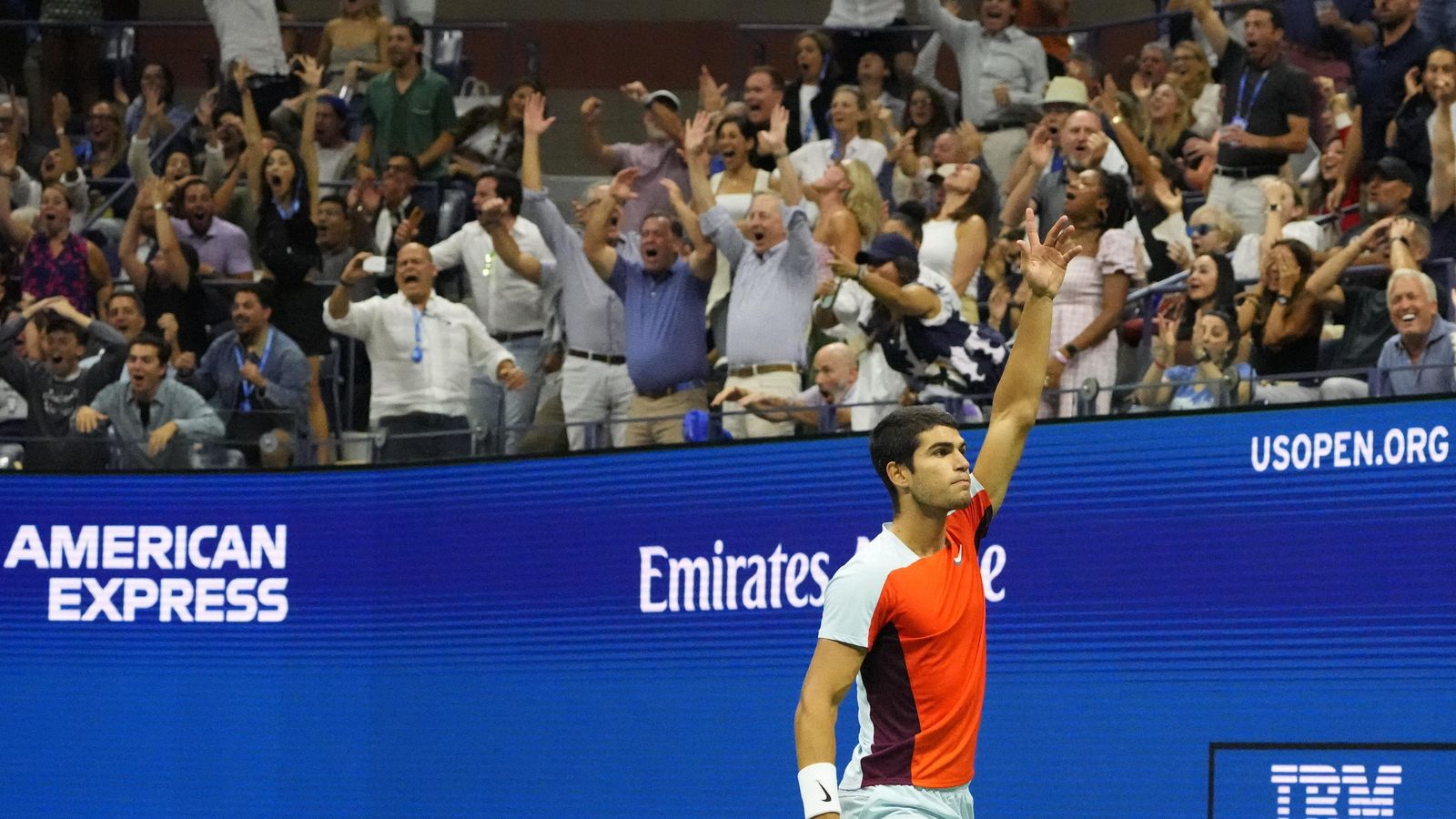 Alcaraz celebra un punt davant la bogeria de la pista Arthur Ashe de Nova York