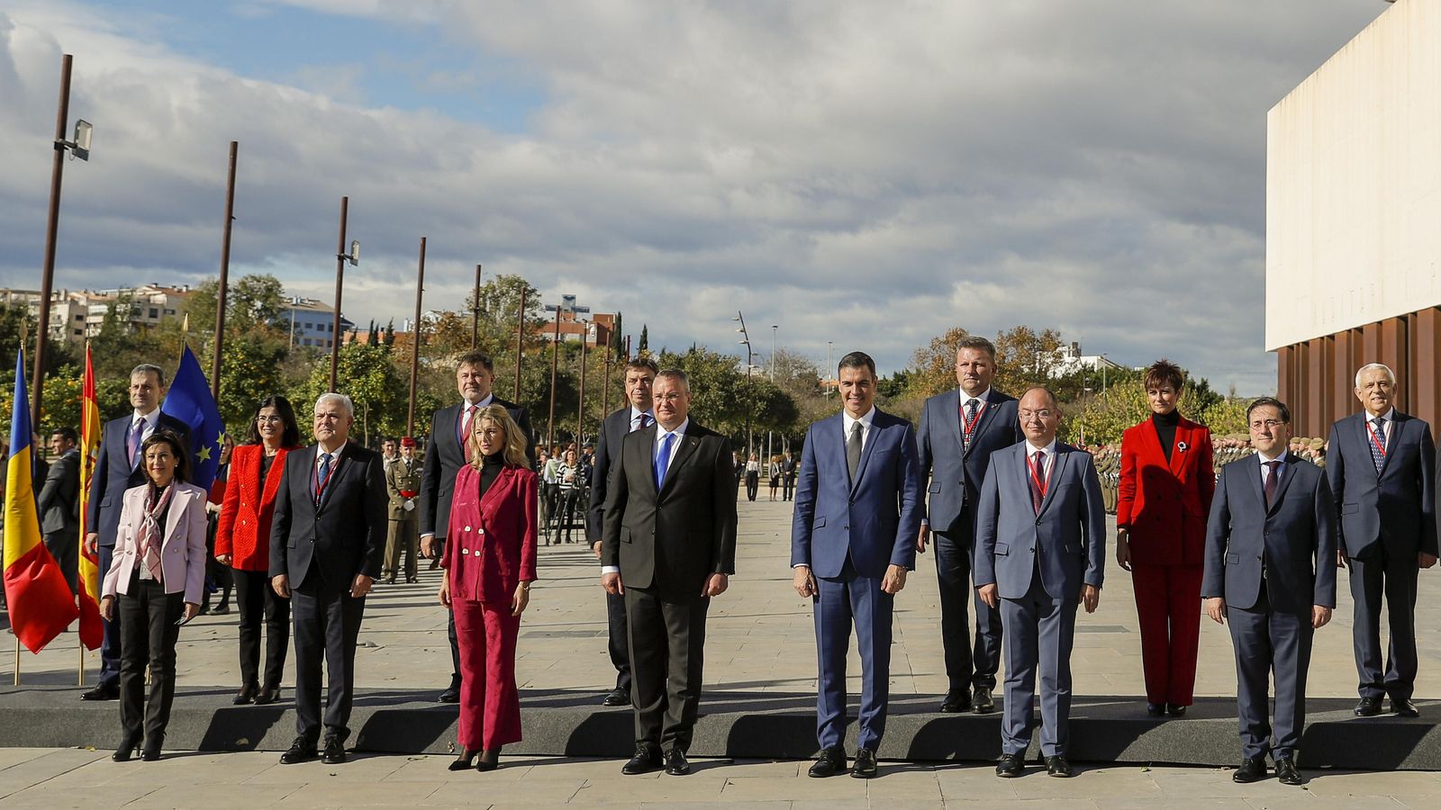 Foto de família de Pedro Sánchez i el primer ministre romanés, Nicolae Ciuca, a Castelló
