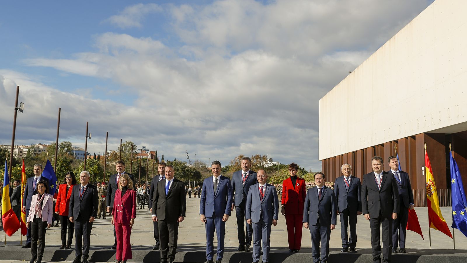 Foto de família de Pedro Sánchez i el primer ministre romanés, Nicolae Ciuca, a Castelló