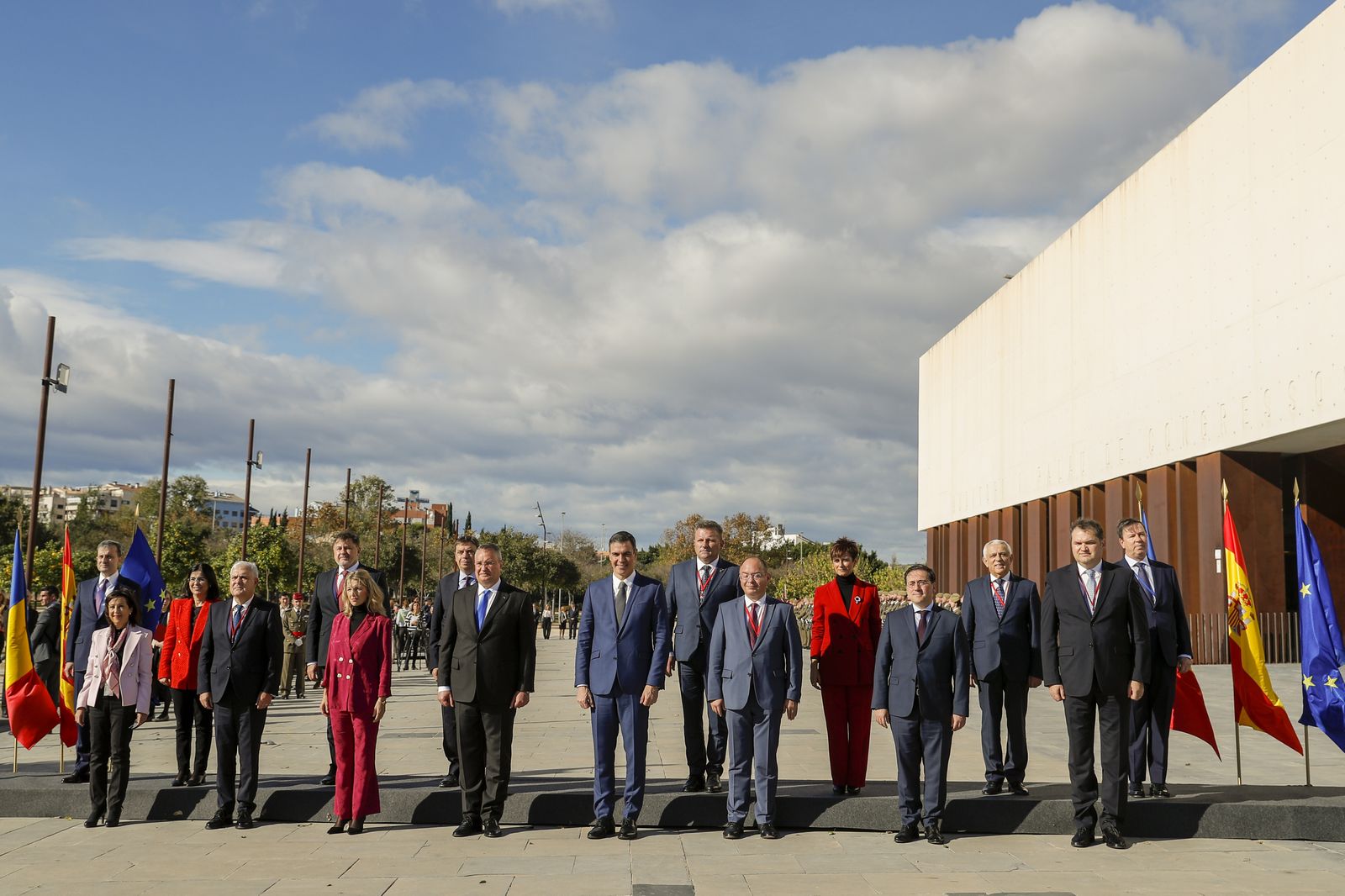 Foto de família de Pedro Sánchez i el primer ministre romanés, Nicolae Ciuca, a Castelló