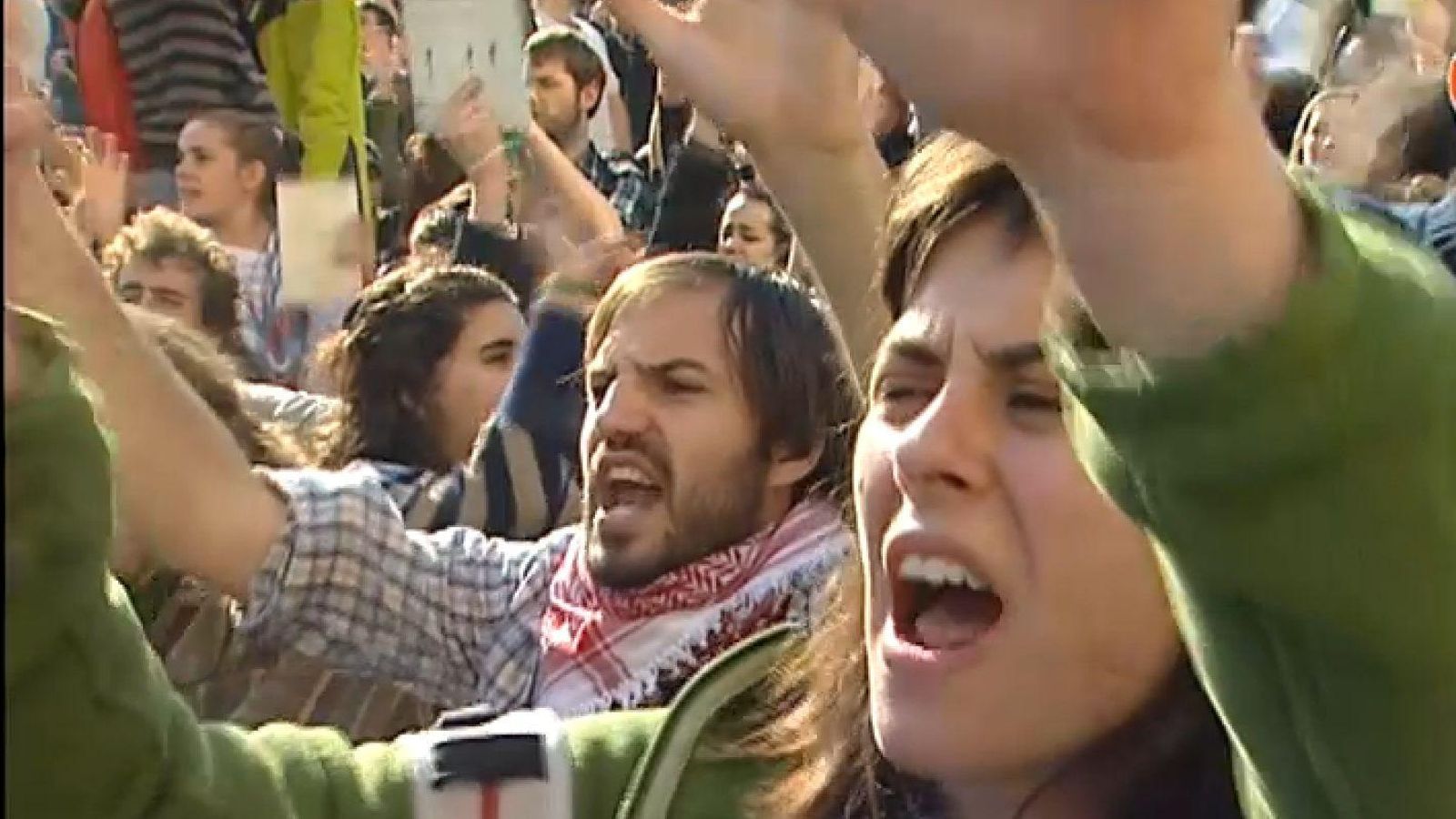 Manifestants en una de les protestes en les proximitats de l'IES Lluís Vives