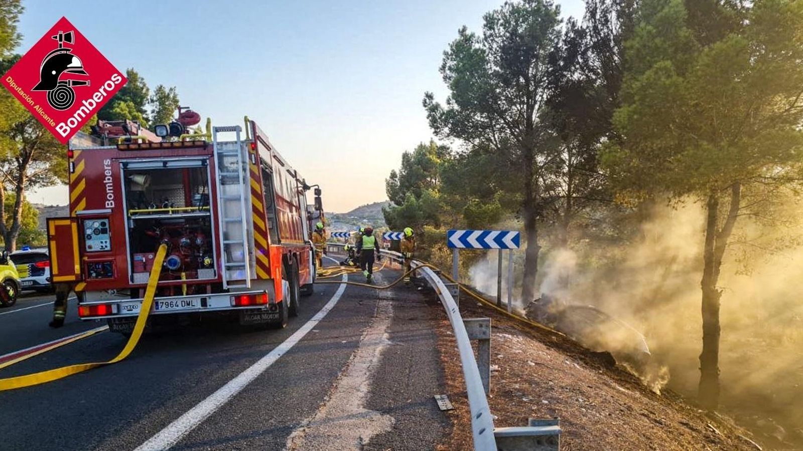 Rescaten dos persones d'un cotxe en flames prop d 'Altea