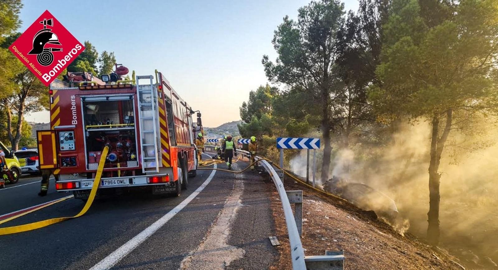 Rescaten dos persones d'un cotxe en flames prop d 'Altea