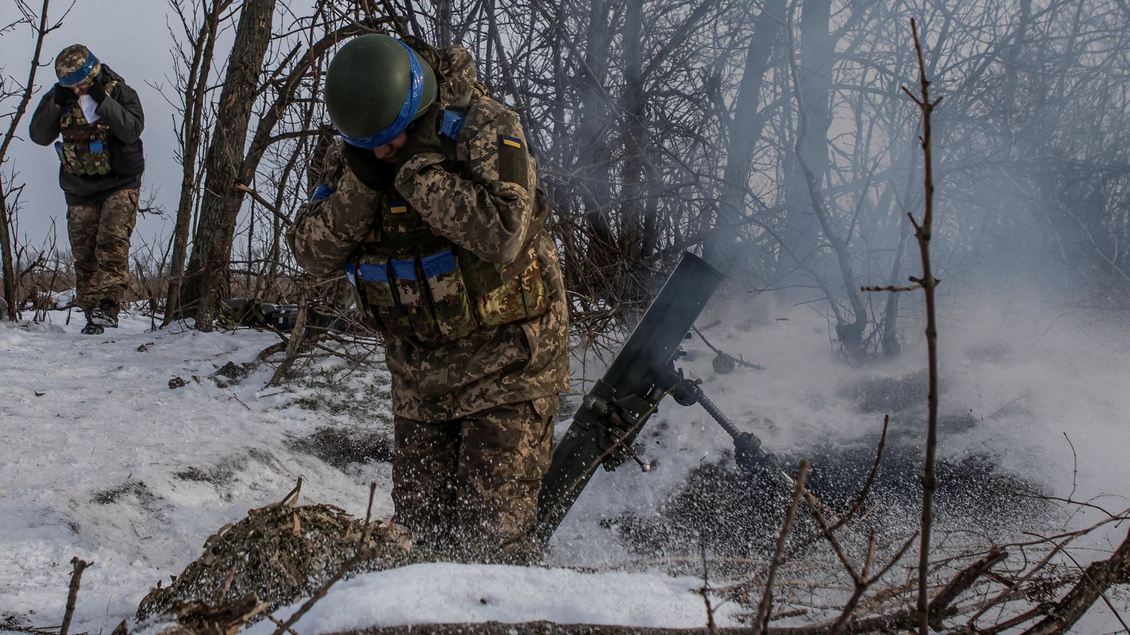 Soldats ucraïnesos disparen un morter contra les tropes russes en primera línia prop de la ciutat de Vuhledar
