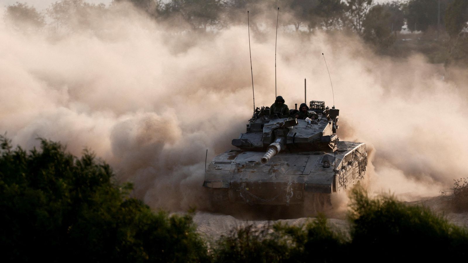 Un tanc israelià patrulla a la frontera amb la Franja de Gaza Un tanc israelià patrulla a la frontera amb la Franja de Gaza