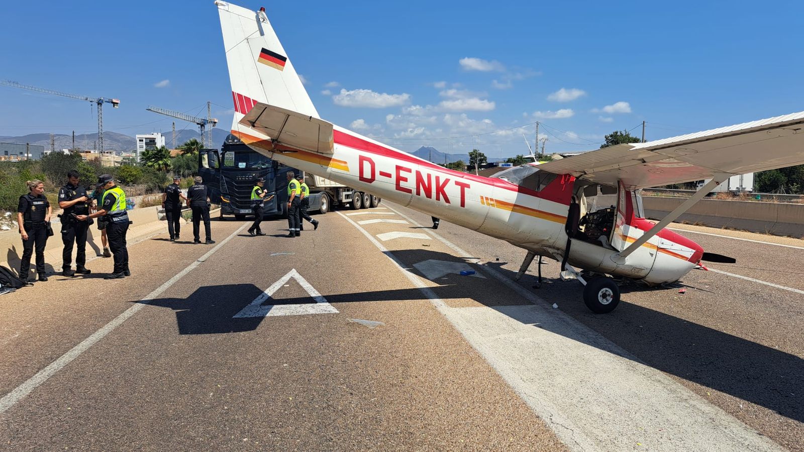L'avioneta a la CS-22 i, de fons, el camió que s'ha vist afectat per l'aterratge