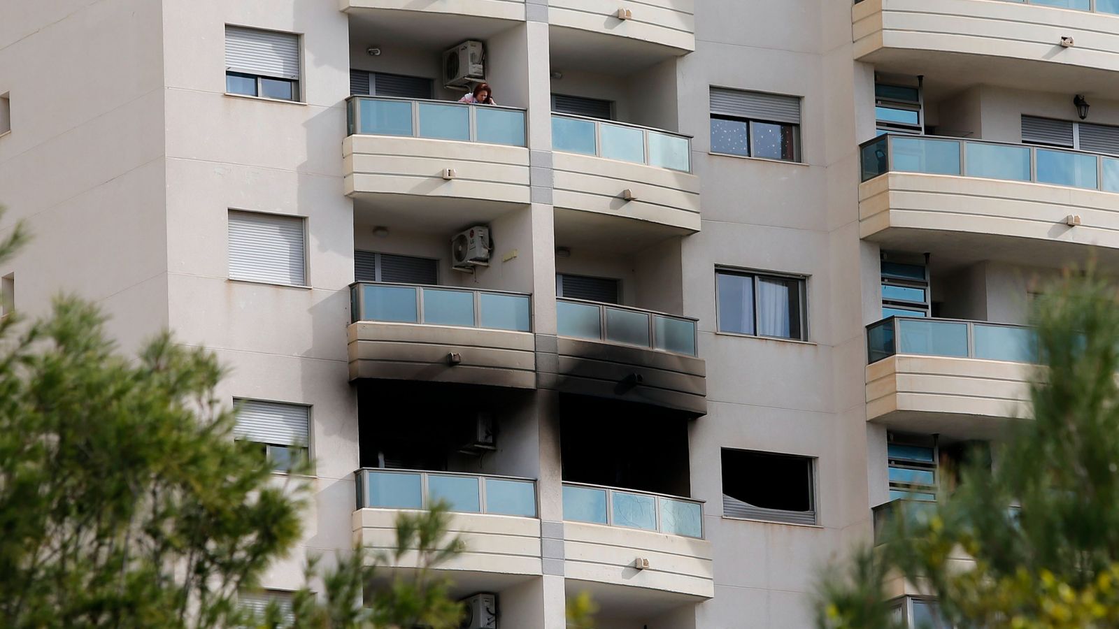 Les flames de la vivenda incendiada a la Vila Joiosa han sorgit fins al balcó i el pis contigu