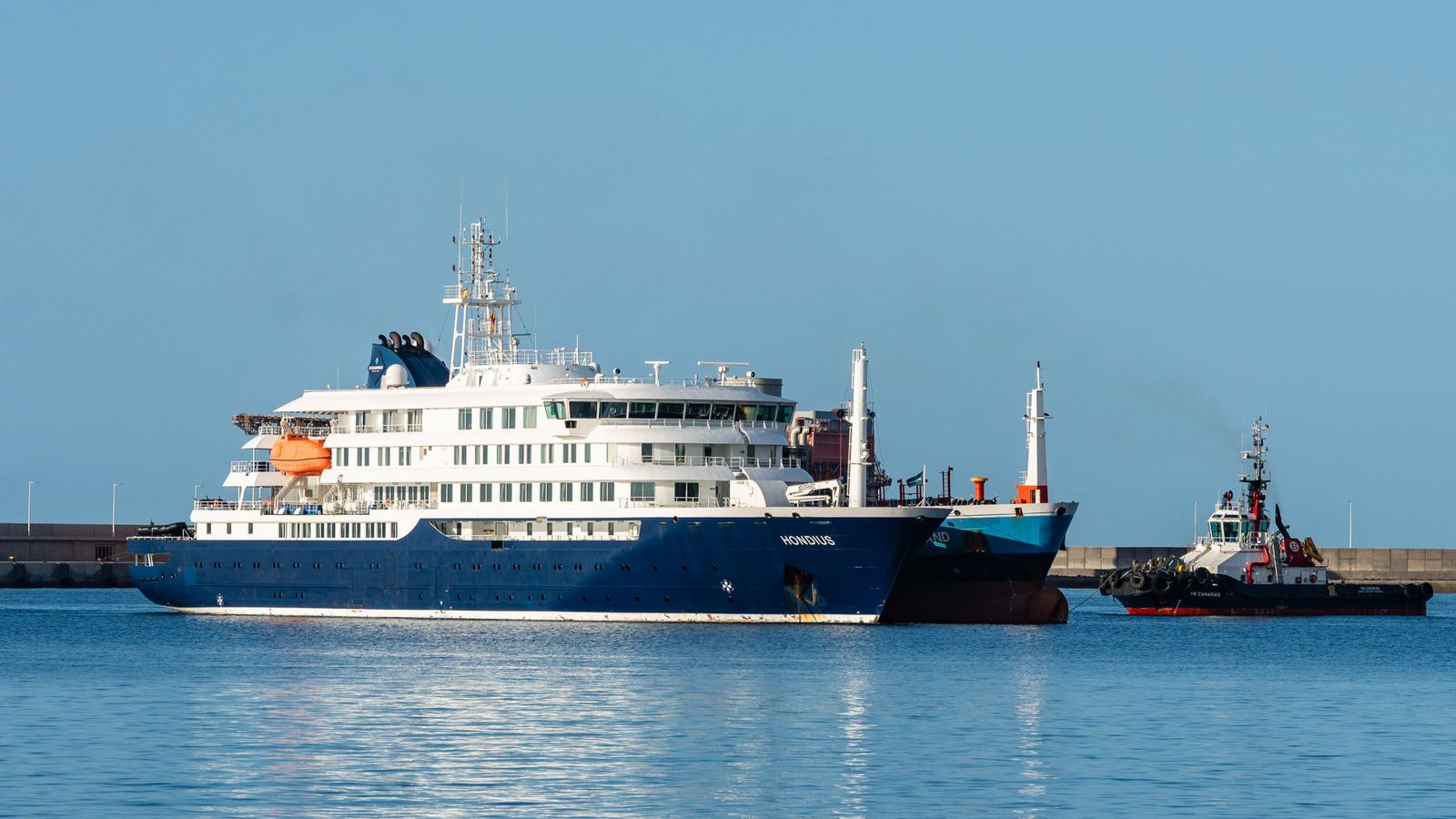 El creuer MV Hondius fondeja al port de Granadilla de Abona, a Tenerife, les Illes Canàries