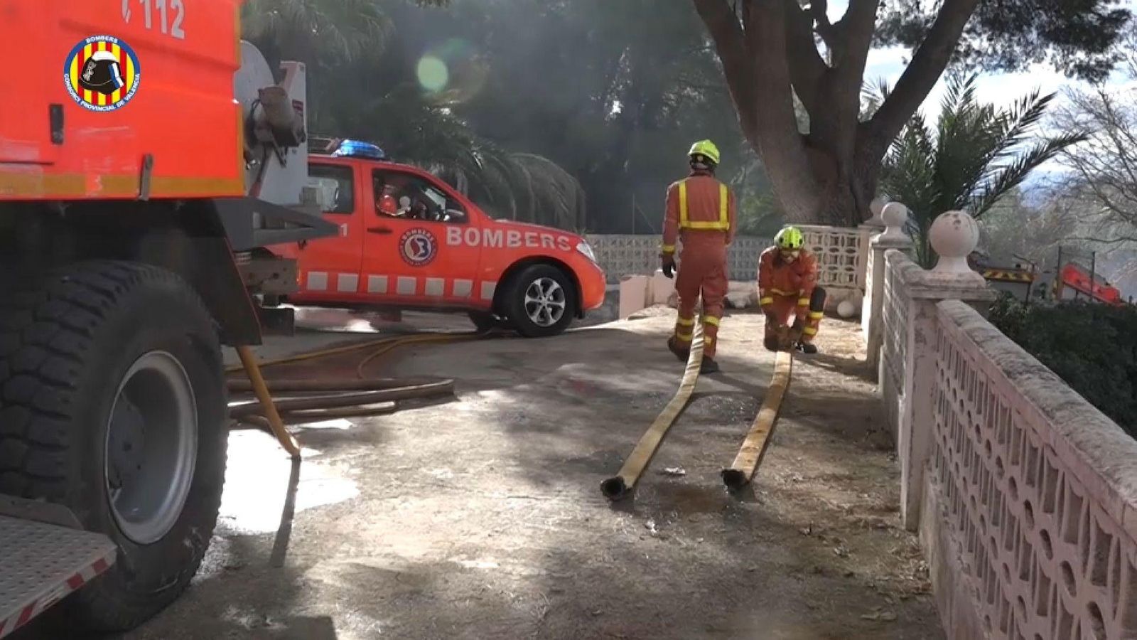 Dos dels bombers que van treballar en l'extinció de l'incendi en les immediacions de la Murta d'Alzira aquest dijous