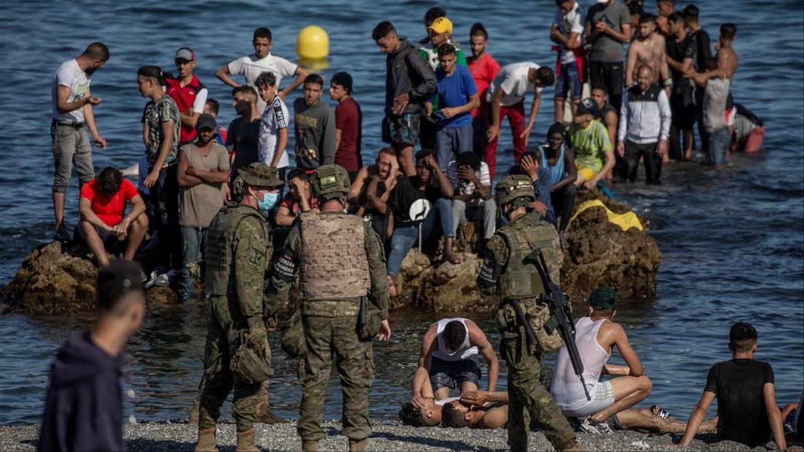 Soldats observen com un grup d'immigrants arriben a la platja fronterera d'El Tarajal, a Ceuta, en una imatge d'arxiu Soldats de l'Exèrcit de Terra observen com un grup d'immigrants arriben a la platja fronterera d'El Tarajal de Ceuta en una imatge d'arxiu