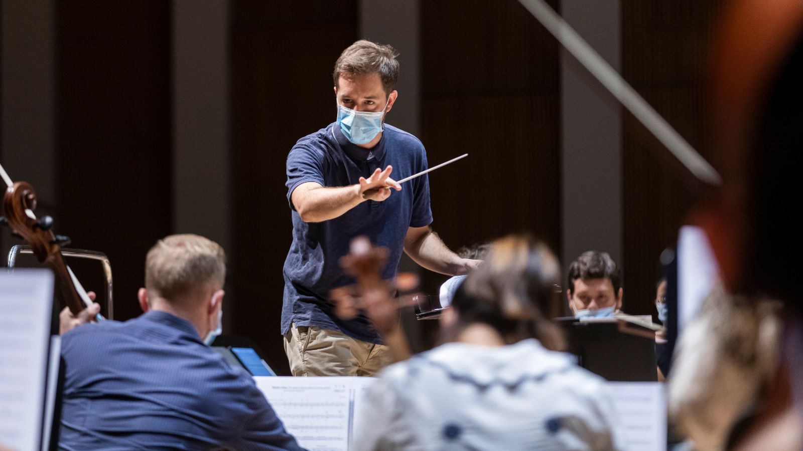 El director Jaume Santonja durant els assajos per al concert de portes obertes