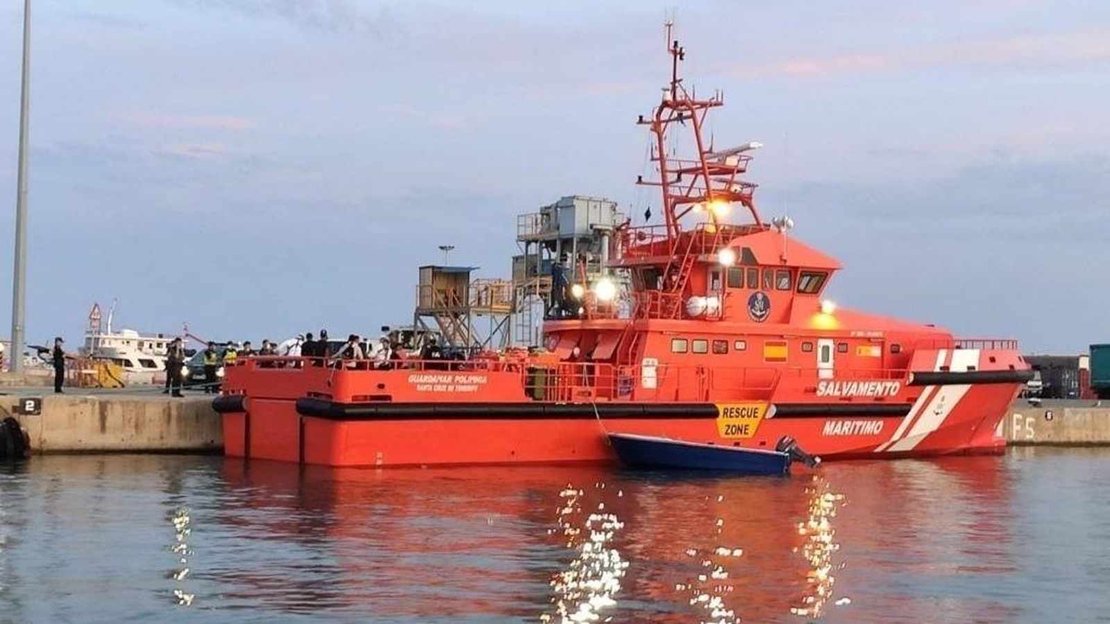 Salvament Marítim rescata una pastera amb 21 migrants a sobre