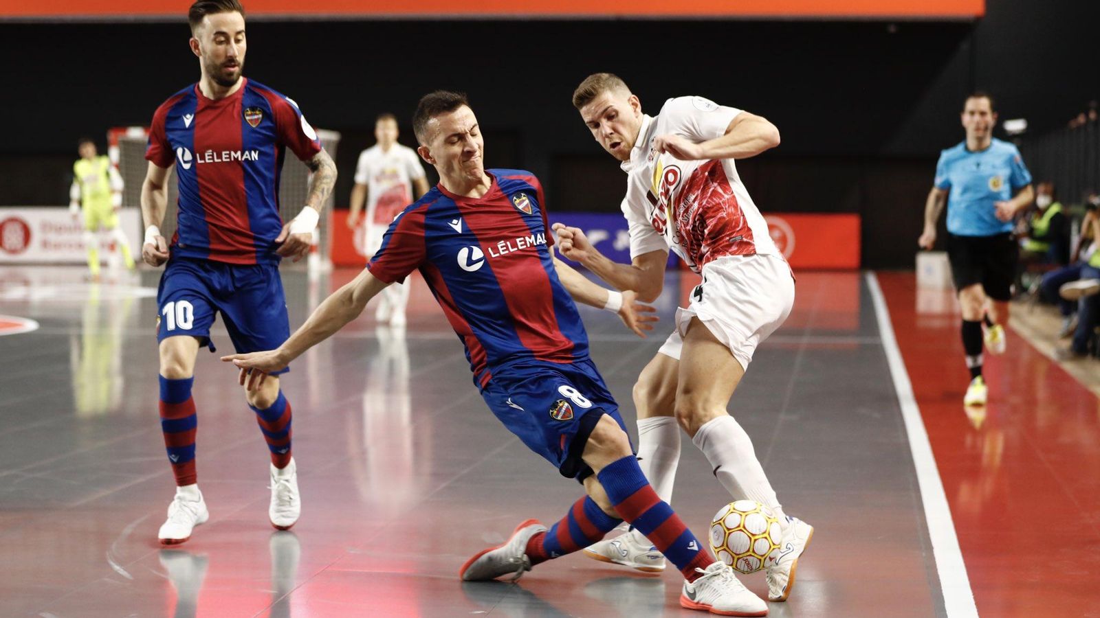 Dos jugadors, del Llevant i de ElPozo Múrcia, lluiten per un baló
