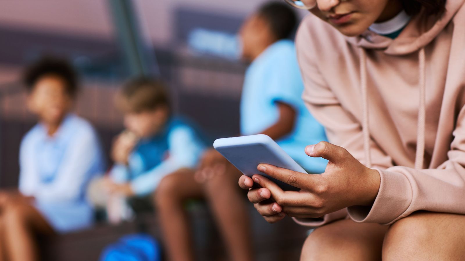 Una xiqueta amb el seu mòbil