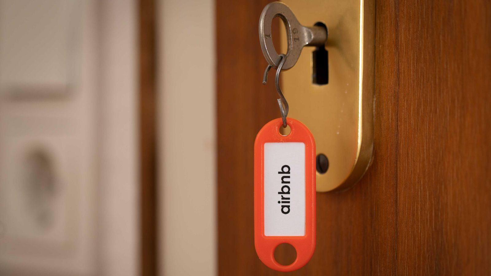 Una clau en el pany d'una propietat d'Airbnb