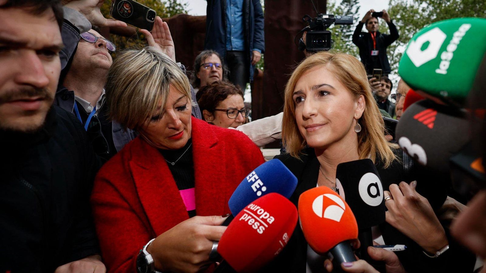 L'exconsellera Salomé Pradas arriba a la Ciutat de la Justícia envoltada d'un núvol de periodistes i micròfons